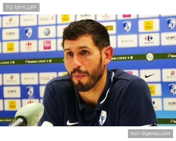 聚焦：塞维利亚门将扑救后迅速手抛球发动进攻，直接形成单刀机会